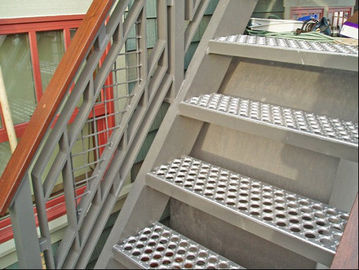 中国 反滑る装飾的な薄板金は穴があいた金属階段踏面にパネルをはめます サプライヤー